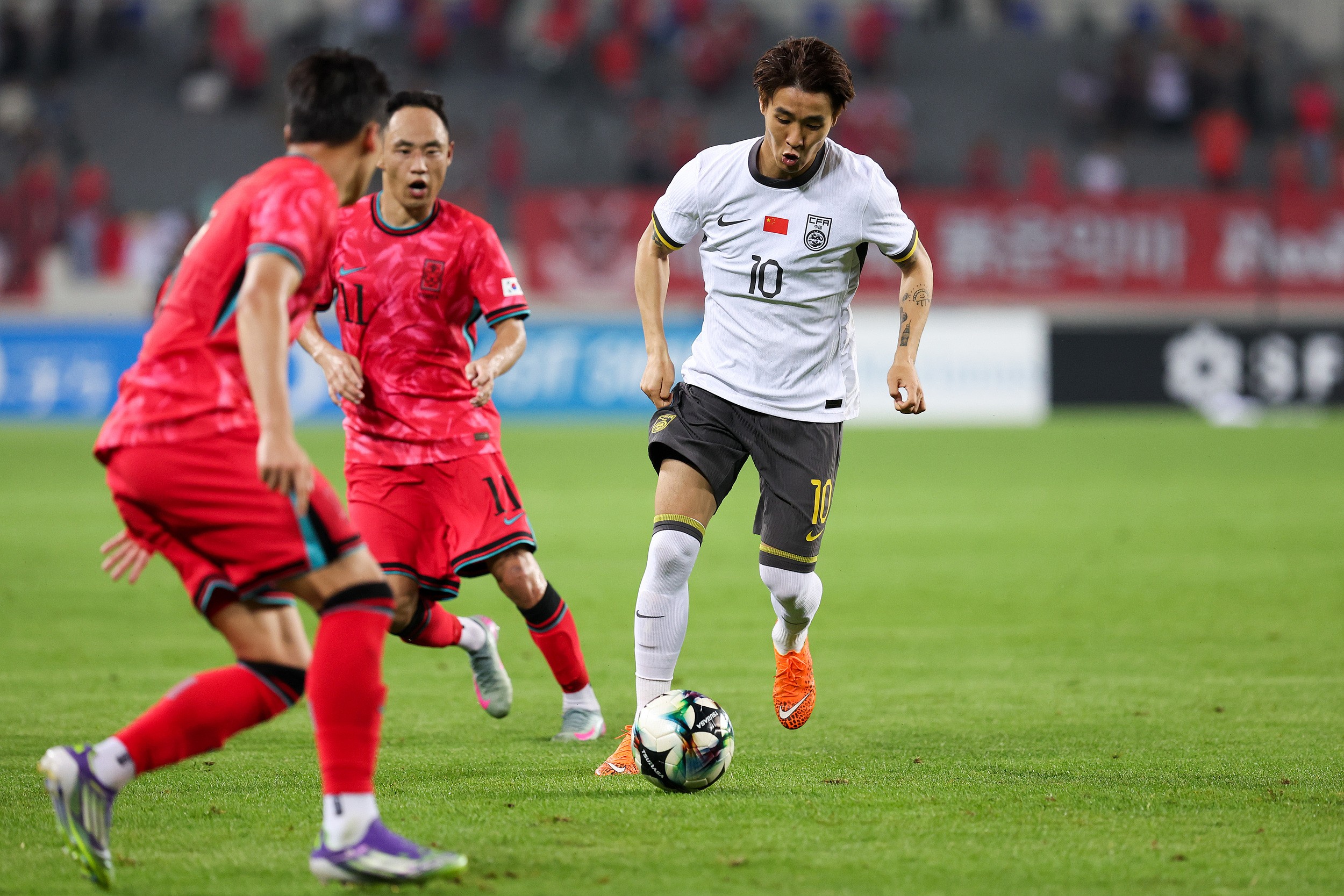 日本1-0韩国！卫冕东亚杯+3次夺冠超国足，30岁混血射手5球夺金靴(东亚杯日本vs韩国)