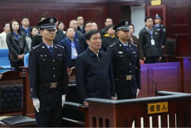 包含中国足坛“大地震”终落幕！陈戌源无期李铁20年，17人获刑刮骨疗毒的词条