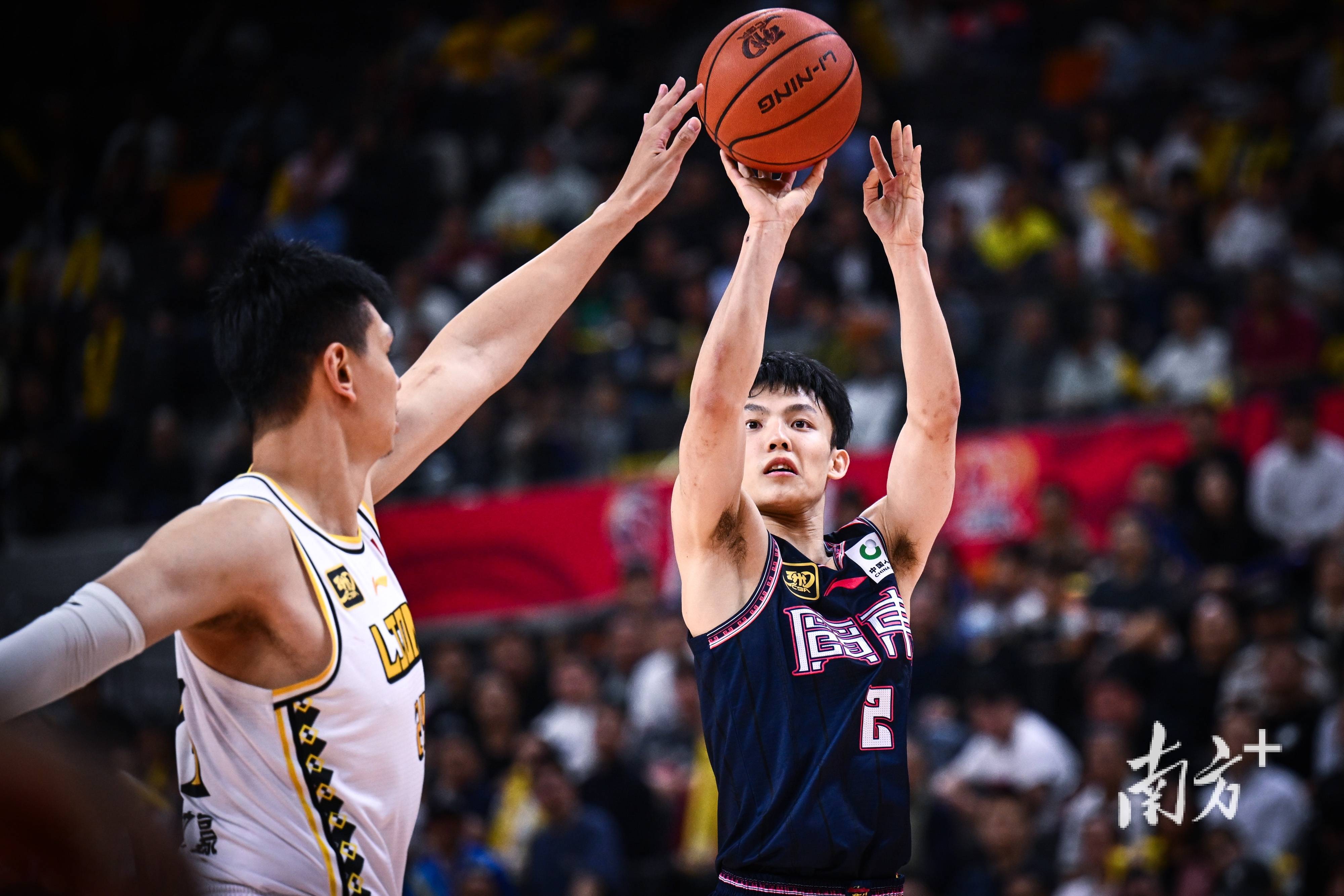 广东宏远队主场大胜，取得连胜开局(广东宏远队今晚战况)